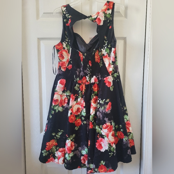 Suzy Shier Black Floral Sweetheart Dress - Picture 2 of 5